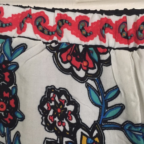 💸 Flying Tomato Floral Shorts - Picture 4 of 5